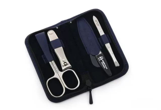 R. Klaas/Solingen | Meriva Manikűrkészlet | Mini Cipzáras | Kombiollós | Design Körömcsipeszes | Rozsdamentes | Tengerészkék bőrtokban